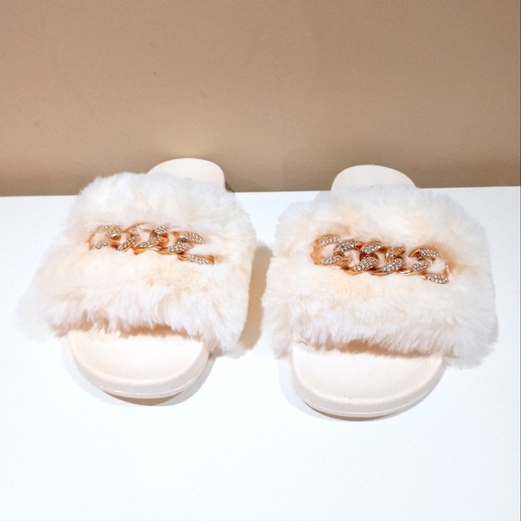 Like New 🌷 Wild Diva Women's White Faux Fur Flat Slides - Picture 3 of 16